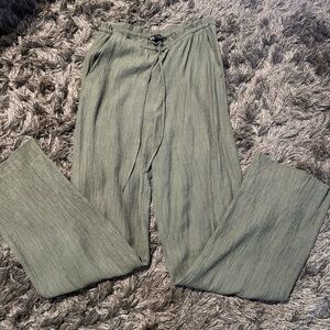Zara Army green Lien pants

Cute for vacay or lounge
Brand- Zara Size-XS